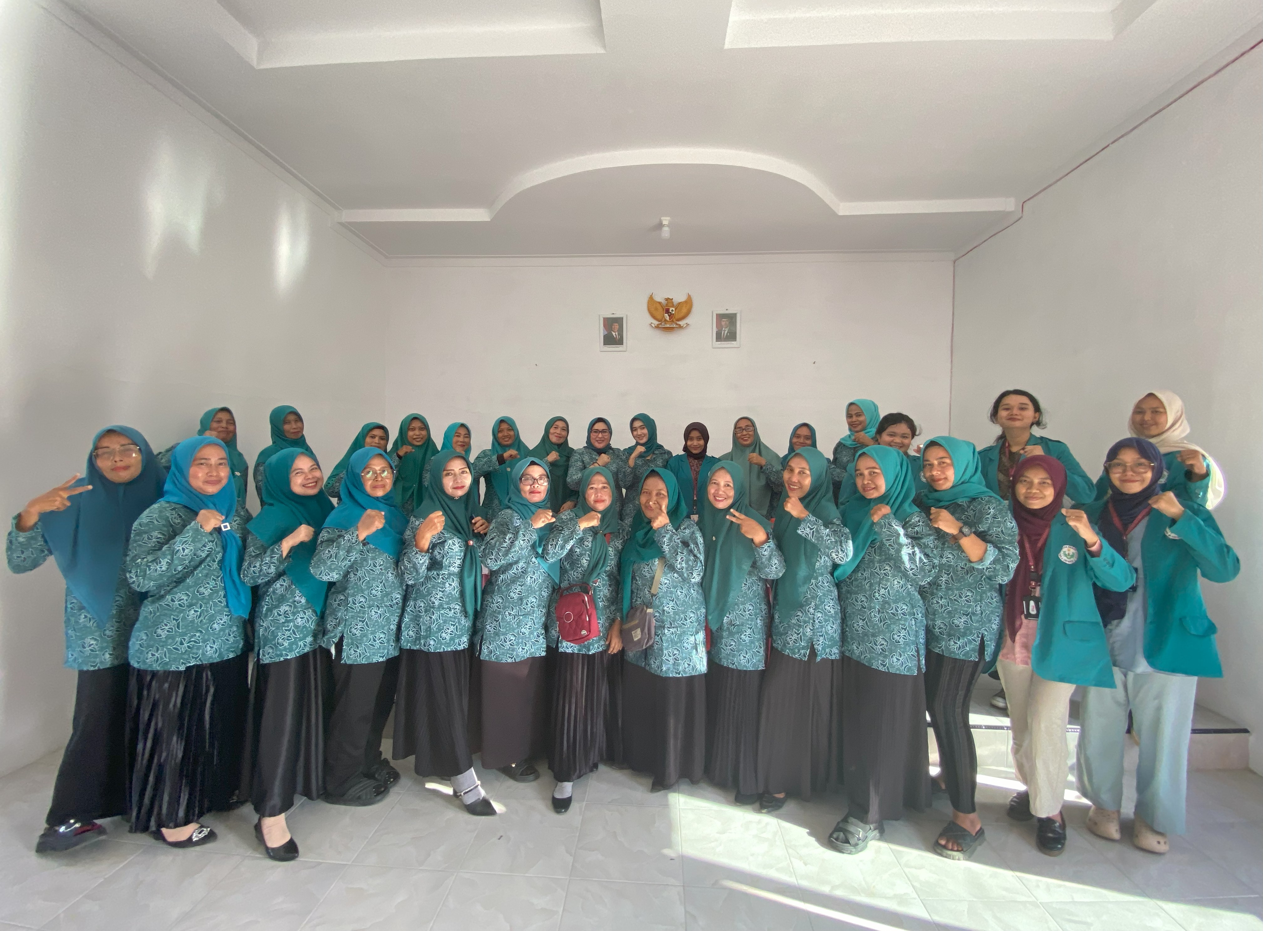 Foto bersama Mahasiswa KKN UNIMED 2025 dengan ibu-ibu PKK Desa Bengkel